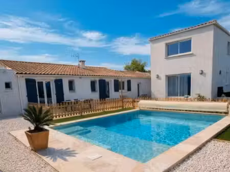 villa de plain pied avec dépendances  piscine et garage