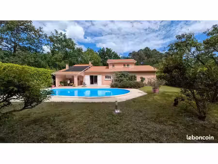 maison familiale de 153 m² avec piscine sur 1 812 m² de terrain