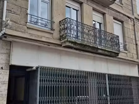 local commercial avec vitrine (mairie)