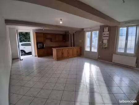 à louer à barenton – maison de ville rénovée de 78 m² avec jardin et garage
