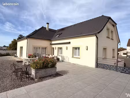 maison 10 pièces 235 m²