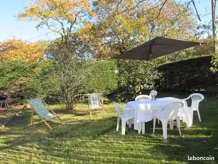 maison meublée et équipée avec un jardin et une place de parking