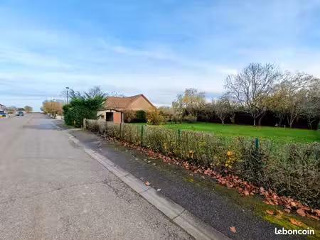 terrain constructible plat et exposé plein sud