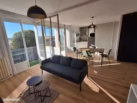 appartement (t2) meublé et rénové avec une grande pièce de vie — 48 m² — quartier chiron -