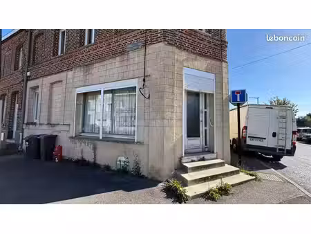 local commercial 55m2 face tram avec parking