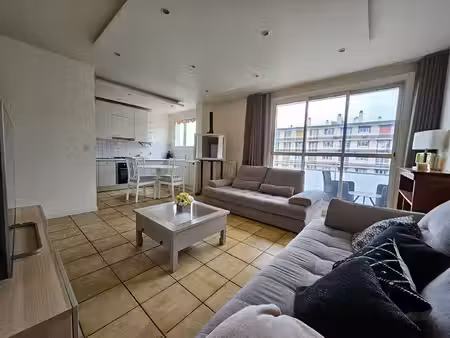 place du marché  bel appartement 3 pièces de 64 m2 avec balcon