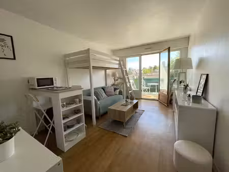 chaville - studio meublé avec balcon au calme.