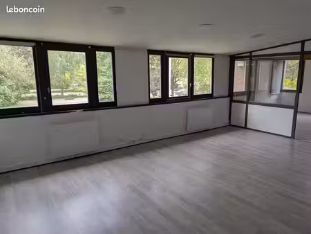 3 bureaux cloisonnés et un espace libre de 33 m² – parking  fibre et climatisation