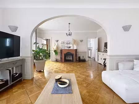 maison de luxe à vendre dans le quartier batailles et fleurs