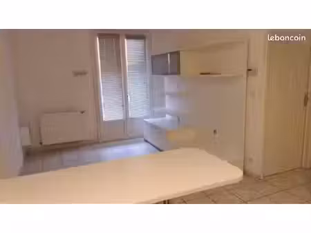 appartement t2 avec rez de jardin avec abri de jardin cloturé d’une haie et de panneaux. u