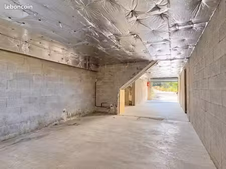 local / espace de stockage / garage