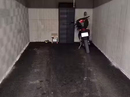 emplacement moto sécurisé en box fermé + casier - annecy-le-vieux (secteur campus)