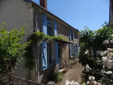 charmante maison ancienne avec cour aménagée  grange et jard