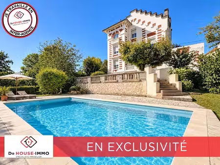 maison d'architecte avec piscine dans un ecrin de verdure et belle vue