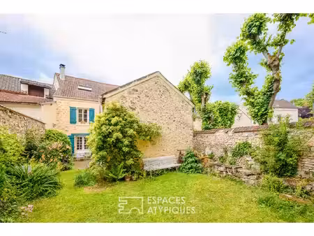maison de charme en pierre avec atelier et jardin bordé par un ru