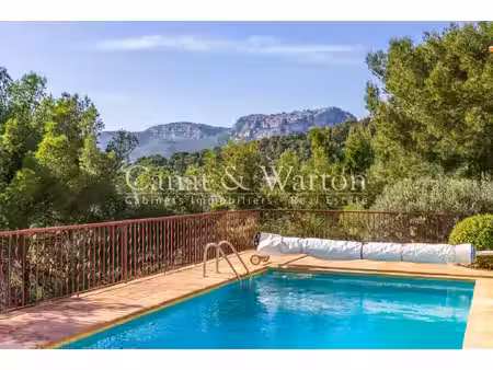 villa de luxe à vendre dans le quartier le faron-fort-rouge