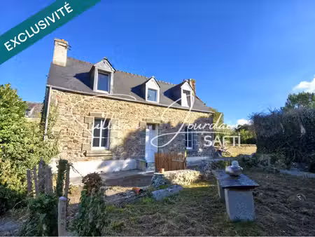 maison en pierre à rénover sur un grand terrain.