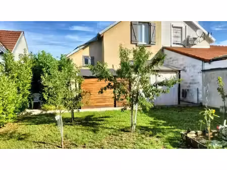 maison mitoyenne deux chambres  avec jardin