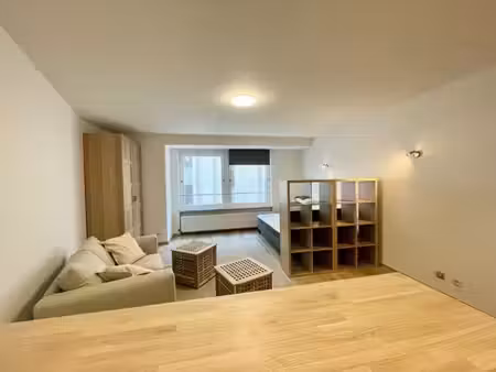 beau studio meublé +/- 44m²