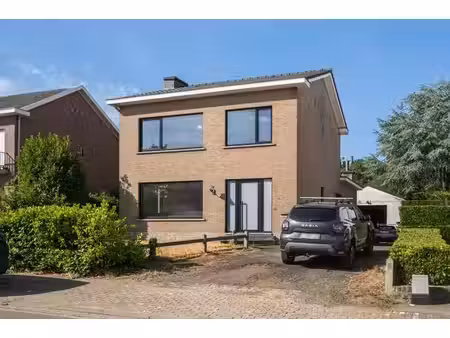 ruime gezinswoning met magazijn van 250 m² op 9 are in be...