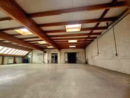 vaste entrepot bureaux equipés jardin.