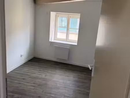 locatio apparemment t 3 rénover 500 mètre de la gar