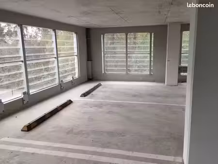 place parking sécurisée - libre de suite