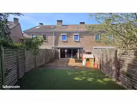 belle maison dans une rue piétonne