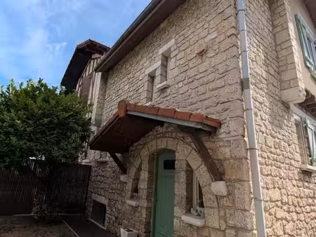 maison en pierre avec jardin
