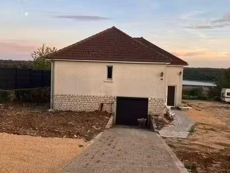 maison en location vue sur lac de la mouche nouvellement restauré