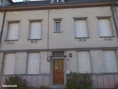 maison mitoyenne dans village avec école