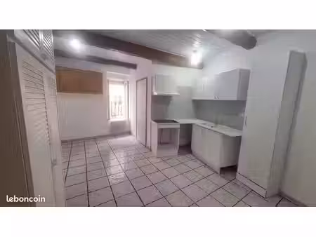 à louer – studio rénové – 300 / mois