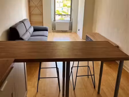 charmant t2 meublé – centre-ville de voiron – 595 / mois
