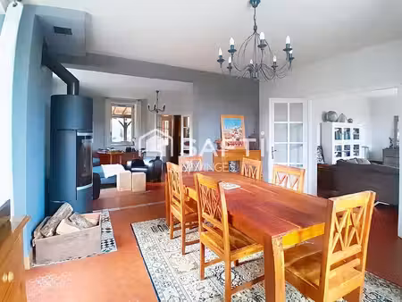 jolie maison avec beaucoup de charme  grande piscine et parc ombragé.