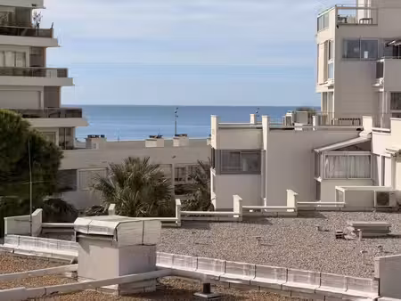 la grande motte : t2 de 33 m2 vue mer  emplacement idéal avec terrasse et place de station