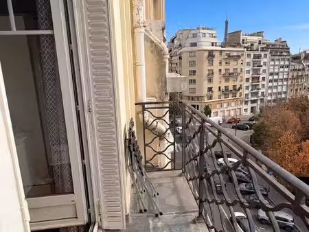 élégant trois-pièces avec vue tour eiffel