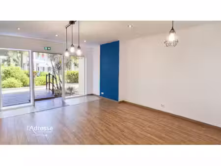 vente local commercial  27.09m²  les trois