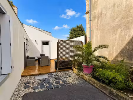 grande maison de ville avec studio indépendant loué - 170m2 habitables + garages 200m2