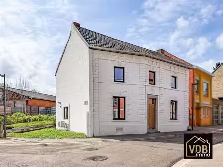 ruime  volledig gerenoveerde halfopen bebouwing met 3 slaapkamers  carport en aangelegde t