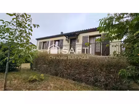 maison économe en énergie au cœur d’un cadre verdoyant