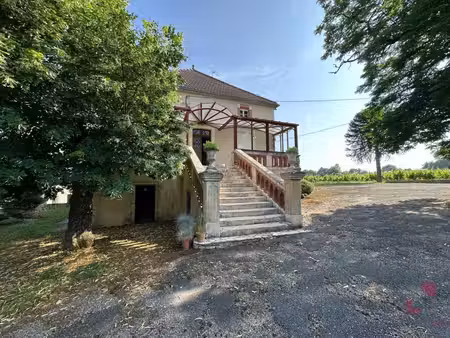 ensemble immobilier en pierre sur 5.7ha