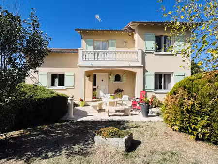belle propriété t6 avec dépendances sur peschadoires !
