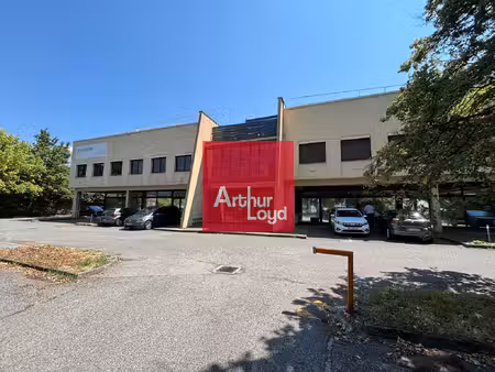 location local commercial 179m² gieres 38610