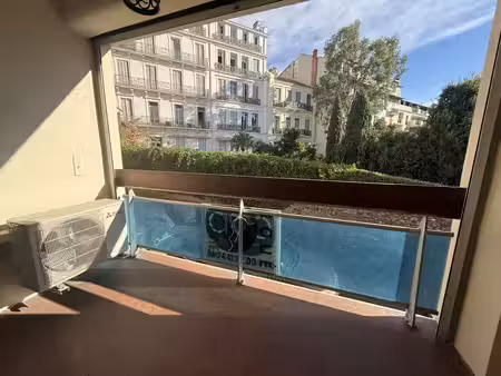 location appartement 1 pièces 33m2 hyères 83400 - 710 € - surface privée