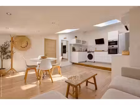 appart t2 sous toit / vue jardin / 100 m du vieux port / la ciot