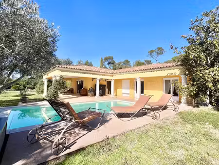 villa de plain-pied sur 1 648 m² de terrain avec piscine