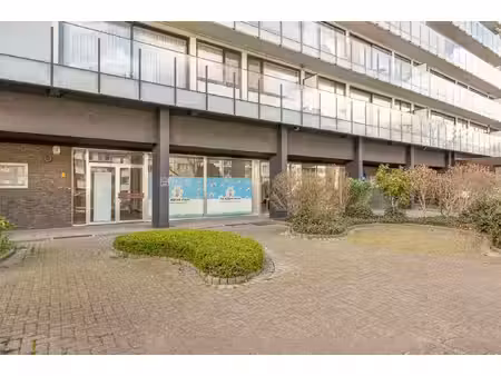 veelzijdige commerciële ruimte met privé parkeerplaatsen