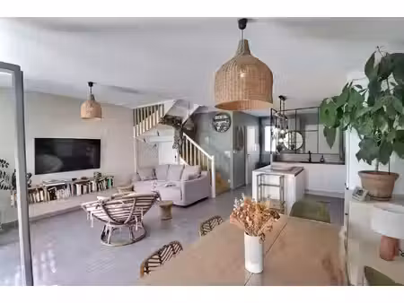 a la ciotat proche commerces et écoles  maison t4 de 83m2 mitoyenne d'un côté avec jardin.