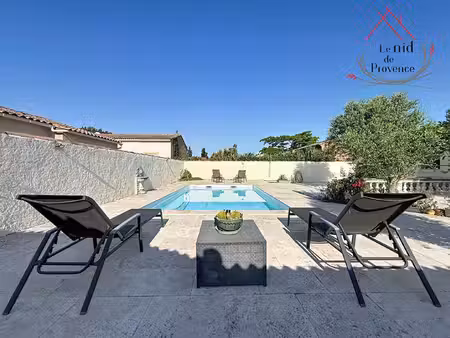 villa avec piscine dans un quartier résidentiel