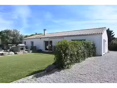 villa de plain-pied avec piscine et grand terrain arboré à villemoustaussou